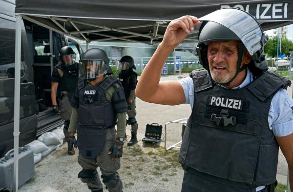 Bild 1 von 3: Bombenalarm am Bodensee. Ein Blindgänger aus dem Zweiten Weltkrieg wurde angespült und muss unschädlich gemacht werden. Wasserschutzpolizei und Kampfmittelräumdienst arbeiten Hand in Hand. Paul Schott (Tim Wilde, r.), Hadi Bozkurt (Kay Kysela, 2.v.l.,), Alexandra Schulz (Borglárka Horváth, h.r.) und Einsatzleiter Matthias Krämer (Martin Lindow, h.l.) beobachten entsetzt wie der Blindgänger explodiert.