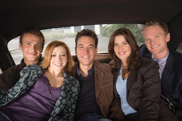 Bild 1 von 25: (1. Staffel) - Ein Blick in die Vergangenheit von Ted (Josh Radnor, M.) und seinen Freunden Marshall (Jason Segel, l.), Barney (Neil Patrick Harris, r.), Lily (Alyson Hannigan, 2.v.l.) und Robin (Cobie Smulders, 2.v.r.) ...