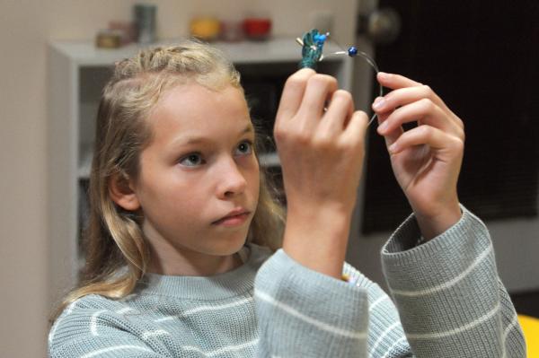 Bild 1 von 6: Franzi (Mia Löffler, KLD) bastelt wenig motiviert einen Schlüsselanhänger.