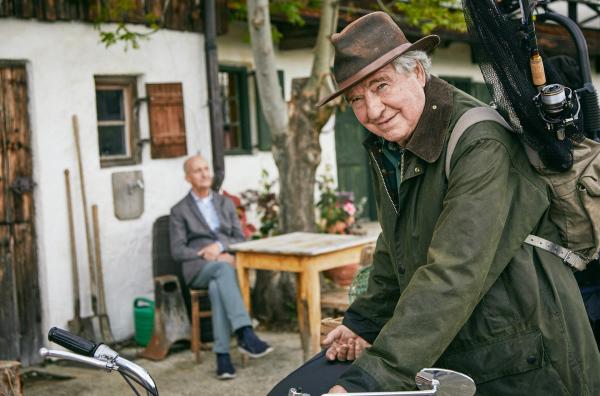 Bild 1 von 22: Im Bild: Barthl (Friedrich von Thun) bekommt Besuch von seinem besten Freund Ferdinand (Philipp Sonntag, hinten).