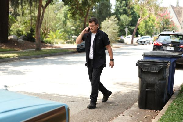 Bild 1 von 3: Officer John Nolan (Nathan Fillion) wird von Rosalind Dyer am Telefon gezwungen, seinen Gürtel, Ausweis und seine Waffen abzulegen.