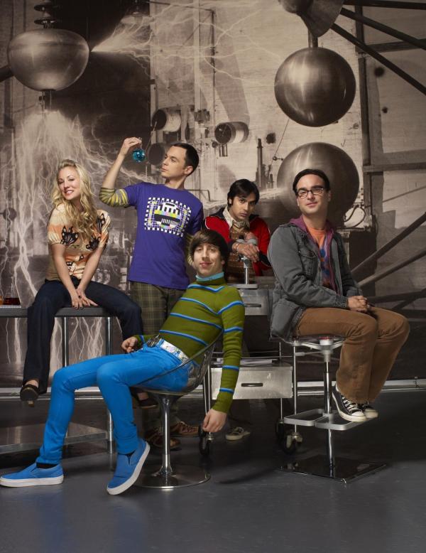 Bild 1 von 43: (4. Staffel) - Eine ganz besondere Truppe: Penny (Kaley Cuoco, l.), Sheldon (Jim Parsons, 2.v.l.), Rajesh (Kunal Nayyar, 2.v.r.), Leonard (Johnny Galecki, r.) und Howard (Simon Helberg, vorne) ...