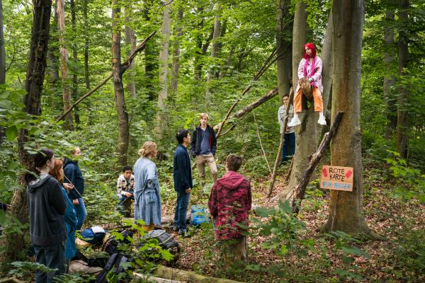 Bild 1 von 5: Elly (Nelly Borodina, oben) gibt in der Verhandlung mit Herrn Chung (Ill- Young Kim, 6.von links) und Frau Holopainen (Meri Koivisto, 5. von links) nicht nach.© mdr/Saxonia Media/Thomas Dietze - Honorarfreie Verwendung gemäß AGB im redaktionellen Zusammenhang mit genannter Sendung bei Nennung \