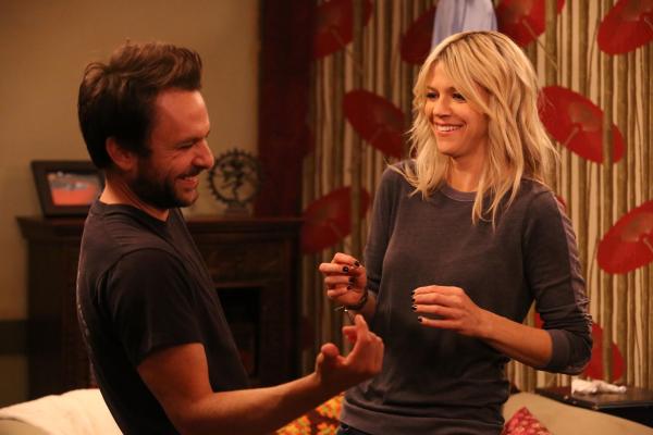 Bild 1 von 8: Charlie Kelly (Charlie Day, l.); Dee Reynolds (Kaitlin Olson, r.)