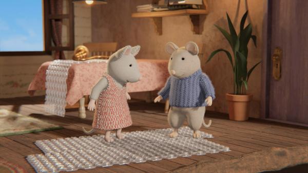 Bild 1 von 2: Julia (links) und Sam (rechts) haben entdeckt, woher die lauten Knallgeräusche im Mäusehaus kamen. In der Wohnung von Oma Gouda liegt Luftpolsterfolie und die Drillinge der Familie Schlemmer durften die einzelnen Blasen zerdrücken und knallen lassen.
© ZDF/Cielo Films/Caribara Production/SuperswissRed/M.A.R.K.13/ZDF Studios GmbH - Honorarfreie Verwendung gemäß AGB im redaktionellen Zusammenhang mit genannter Sendung bei Nennung \