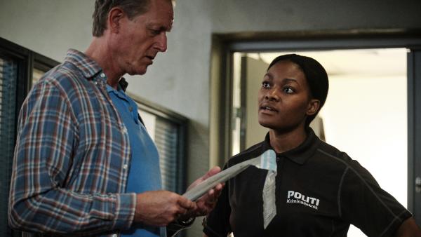 Bild 1 von 9: Lina (Diêm Camille G.) ist bei ihren Untersuchungen für Dan (Peter Mygind) auf interessante Ergebnisse gestoßen.