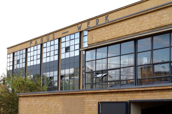 Bild 1 von 4: Fagus-Werk, Alfeld; ehemaliges Kesselhaus und Haauptgebäude.
