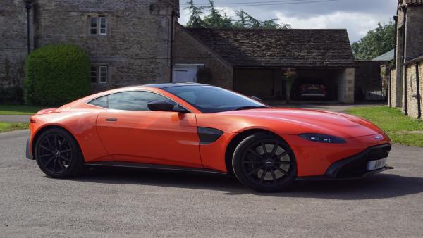 Bild 1 von 4: Der Aston Martin V8 Vantage ist mit einem V8-Biturbo-Motor mit vier Litern Hubraum ausgestattet.
