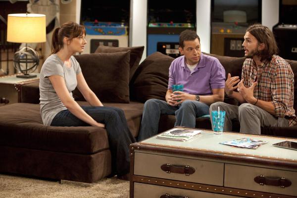 Bild 1 von 22: Um Bridget (Judy Greer, l.) wieder für sich zu gewinnen, nimmt Walden (Ashton Kutcher, r.) Alan (Jon Cryer, M.) mit zu ihr. Doch ist das eine gute Idee?