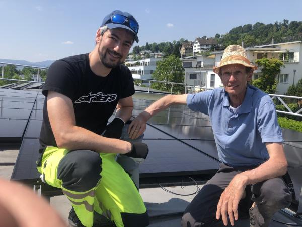 Bild 1 von 2: Michael Marending und Projektleiter Fredi Wymann vor ihrer selbst montierten PV-Anlage.