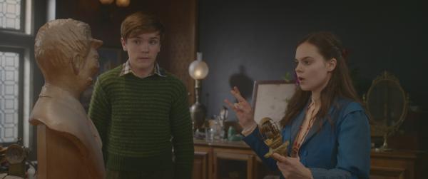 Bild 1 von 3: Theodosia (Eloise Little, r.) versucht Harolds Büste zu reparieren. Henry (Frankie Minchella l.) ist skeptisch.
