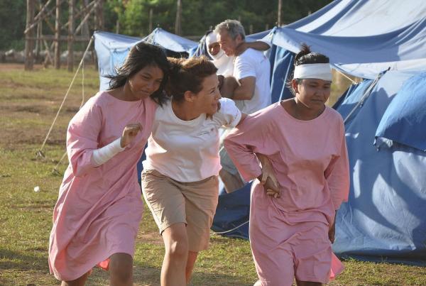 Bild 1 von 17: Unter sehr widrigen Umständen und mit mageren Mitteln bemüht Sophie (Alexandra Neldel, M.) um die Erstversorgung der im indonesischen Erdbebengebiet teils schwer verletzten Menschen. Da erschüttert ein schweres Nachbeben die Region ...