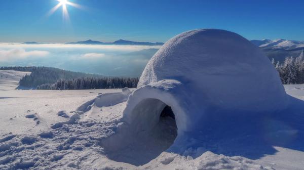 Bild 1 von 2: Das Iglu ist eine Erfindung der Eskimos, das ihnen ermöglicht, im harschen Klima der Arktis zu überleben. Die Schlafstelle liegt auf halber Höhe und nutzt so die aufsteigende Wärme eines Feuers.