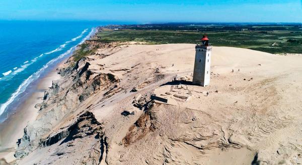 Bild 1 von 5: Meer und Sand prägen das Land. Der Leuchtturm von Rudbjerg: erst vom Sand überrollt und nun droht das Westmeer ihn zu holen.