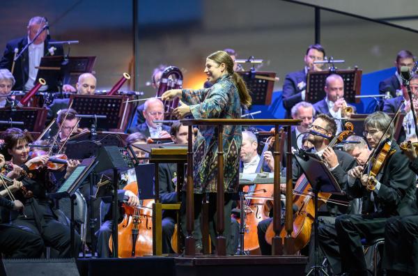 Bild 1 von 4: Die finnische Dirigentin Dalia Stasevska übernahm wie im Jahr 2024 beim Open-Air-Konzert auf der Prager Burg erneut die Leitung.