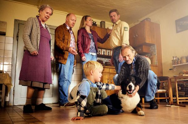 Bild 1 von 9: Familie Eberhofer hat Familienzuwachs bekommen: Hund Hinkelotta. Von links: Oma Eberhofer (Enzi Fuchs), Rudi Birkenberger (Simon Schwarz), Susi (Lisa Maria Potthoff), Franz Eberhofer (Sebastian Bezzel), vorne: Pauli (Luis Sosnowski), Papa Eberhofer (Eisi Gulp).