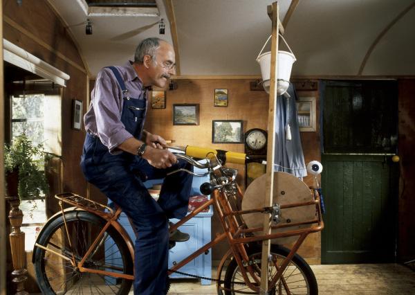 Bild 1 von 2: Peter (Peter Lustig) auf seiner Nudelaufwickelmaschine.