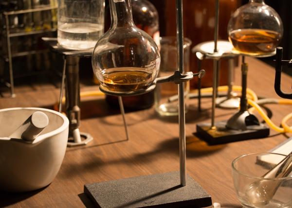 Bild 1 von 2: Etwa in der Mitte des 20. Jahrhunderts entschlüsseln Chemiker Zusammenhänge von Substanzen und treiben so die Industrialisierung entscheidend voran.