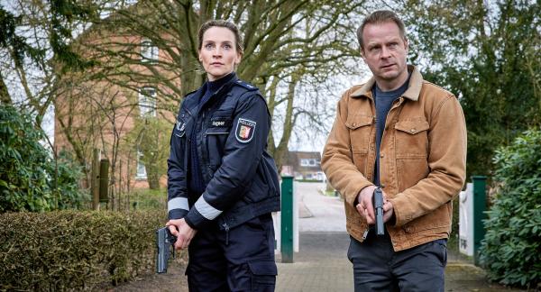 Bild 1 von 1: Hinnerk Schönemann (Hauke Jakobs), Jana Klinge (Hannah Wagner)