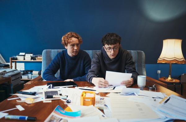 Bild 1 von 7: Moritz Henneberg (links) und Julius Drost (rechts) bei der Recherche nach dem Filmdieb Samuel Felinton.