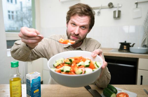 Bild 1 von 3: Wirtschaftsjournalist Bogdan Bakaleyko zeigt, wie sich der Preisschock in Russland auswirkt.