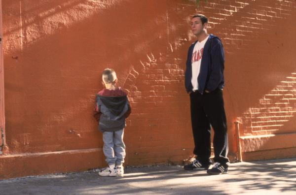 Bild 1 von 8: Der verantwortungslose Tagträumer Sonny (Adam Sandler, r.) ist seinem Ziehsohn Julian (Dylan Sprouse/Cole Sprouse, l.) ein ziemlich unorthodoxer Vater ...