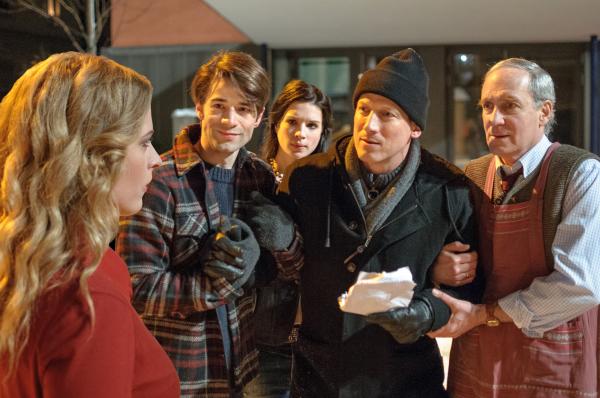 Bild 1 von 8: Pfarrer Gregor (Wotan Wilke Möhring, 2.v.r.) rutscht ausgerechnet kurz vor seiner ersten Weihnachtspredigt im Schnee aus - und das vor dem Haus von Miriam (Diana Amft, l.), die er am Morgen beim Baumkauf kennenlernte und gern wiedersehen wollte. Miriams Nachbarn Nick (Mario Klischies, 2.v.l.), Isabell (Maria Weidner, M.) und Achim Henning (August Zirner, r.) helfen Gregor auf.