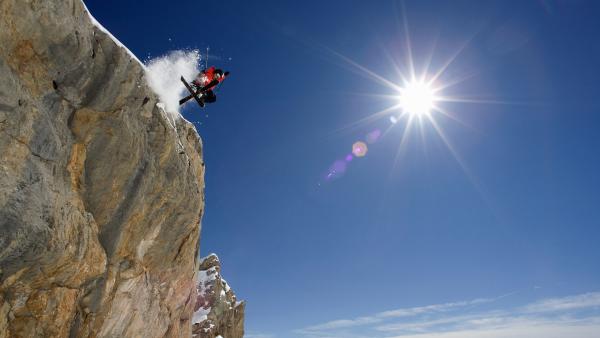 Bild 1 von 1: Skier in midair on snowy mountain