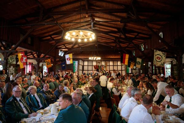 Bild 1 von 6: Das Schützenfest in Hankensbüttel ist eine Großveranstaltung. Einer der Höhepunkte ist das sogenannte Königsfrühstück, das ganz in den Händen von Schützenkönigin Anneke liegt. Über 400 Personen müssen verköstigt werden. Organisation und Kosten übernimmt Majestät Anneke.