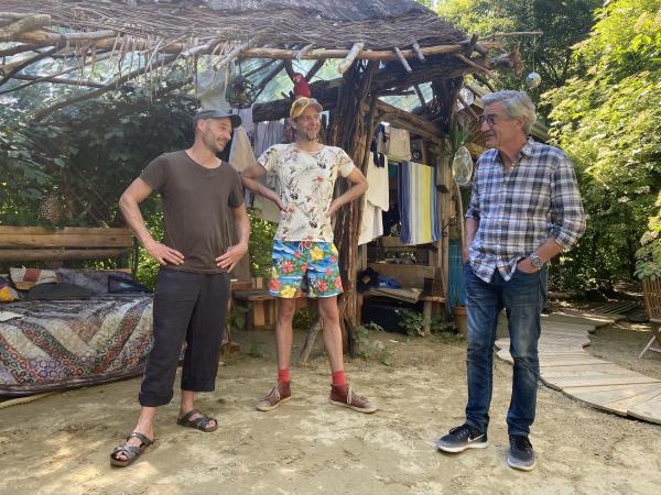 Bild 1 von 4: Zwei moderne Hippies: Samuel und Korbi empfangen das Gernstl-Team in ihrer alternativen Wohnsiedlung \