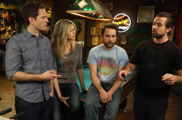 Bild 1 von 7: (v.l.n.r.) Dennis Reynolds (Glenn Howerton); Dee Reynolds (Kaitlin Olson); Charlie Kelly (Charlie Day); Mac (Rob McElhenney)