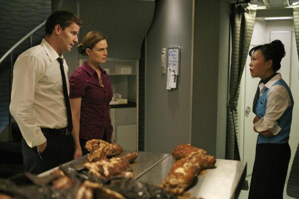 Bild 1 von 14: (v.l.n.r.) Booth (David Boreanaz); Dr. Brennan (Emily Deschanel); Theresa Ming (Lydia Look)