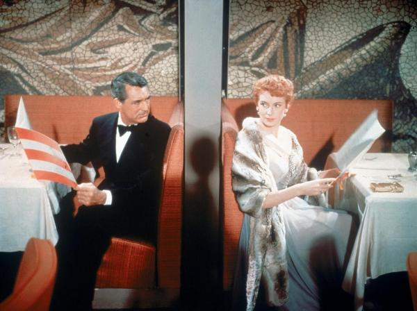Bild 1 von 5: An Bord eines Luxusdampfers lernen sich der charmante Nichtstuer Nick (Cary Grant, l.) und die Nachtclubsängerin Terry (Deborah Kerr, r.) kennen. Schon bald fühlen sich die beiden zueinander hingezogen, doch zunächst kämpfen sie dagegen an ....