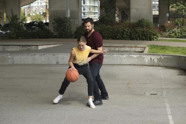 Bild 1 von 11: Maggie Bloom (Allison Miller, l.); Gary Mendez (James Roday Rodriguez, r.)