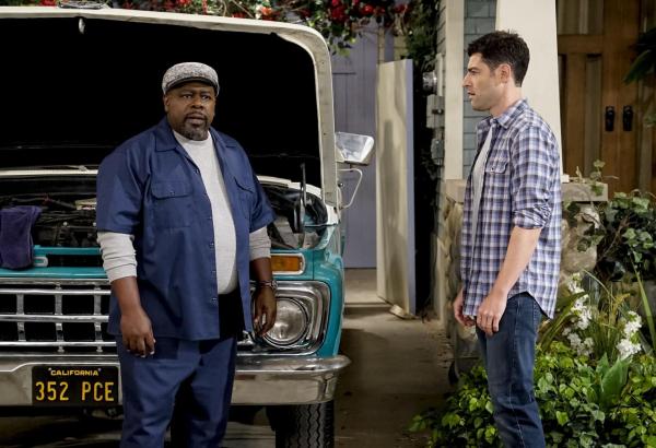 Bild 1 von 18: Calvin Butler (Cedric the Entertainer, l.); Dave Johnson (Max Greenfield, r.)