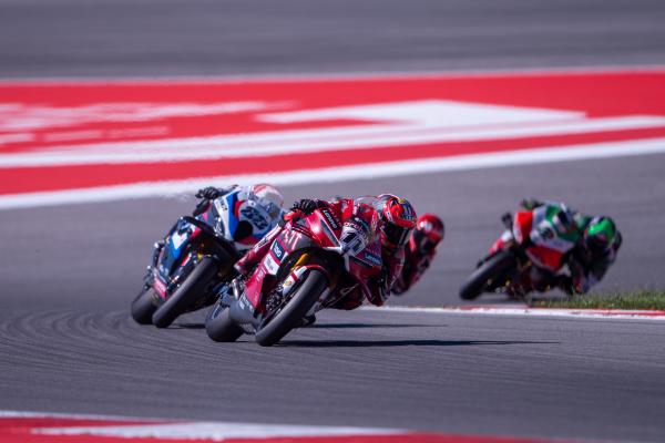 Bild 1 von 1: Nicolo Bulega of Italy rides the (11) Ducati Panigale V4R for Aruba.It Racing Ducati during day three of the World Superbikes Portugal Round at Autodromo Internacional do Algarve in Portimao, Portugal, on March 29, 2026. (Photo by Miguel Lemos/NurPhoto via Getty Images)