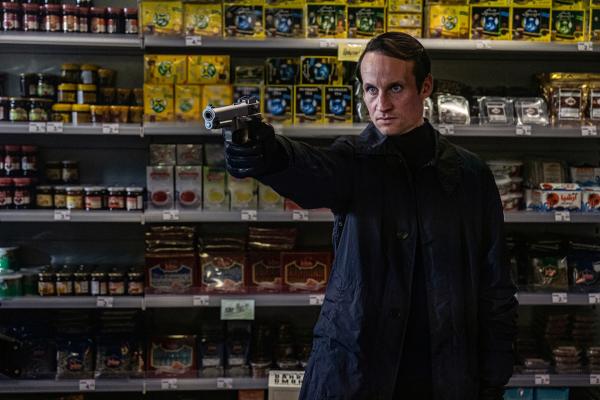 Bild 1 von 11: Drogendealer Chris (Maximilian Brauer) fordert sein Geld.