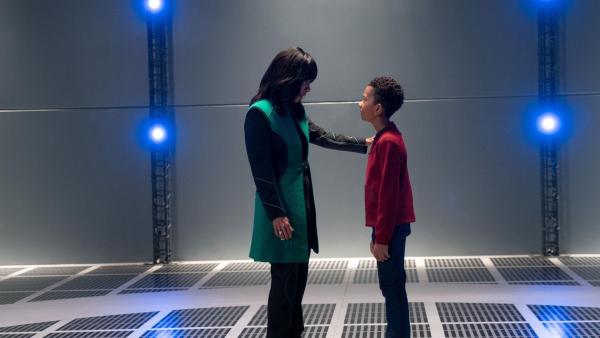Bild 1 von 8: Dr. Claire Finn (Penny Johnson Jerald, l.); Ty Finn (Kai Wener, r.)