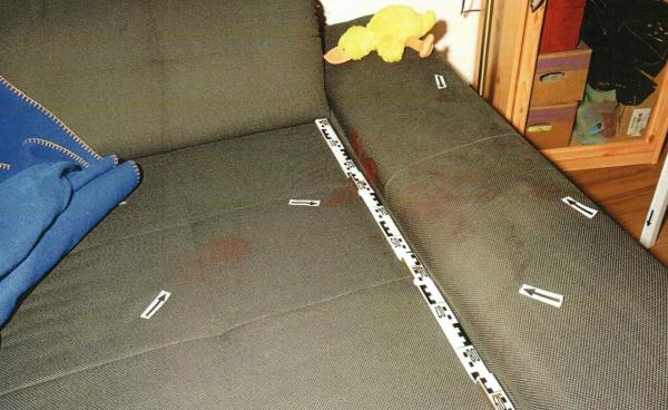 Bild 1 von 6: Auf diesem Sofa ihrer Wohnung ist 2016 eine Braunschweiger Altenpflegerin erstochen worden.