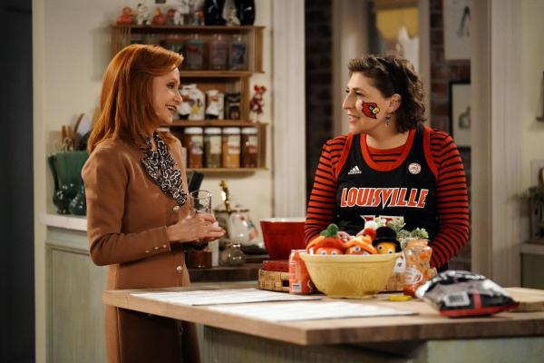 Bild 1 von 16: Sheila (Swoosie Kurtz, l.); Kat (Mayim Bialik, r.)