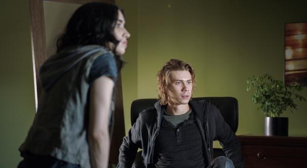 Bild 1 von 3: Mindy (Libe Barer, li.) und Alec (Owen Teague, re.) quartieren sich im Haus anderer ein.