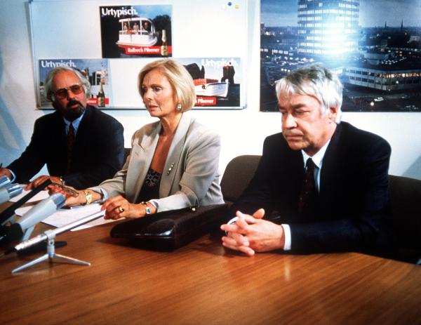 Bild 1 von 2: Im Bild: Margot Balbeck (Ruth Maria Kubitschek, mi.) gibt eine Erklärung zum Bestechungsskandal ab, die nicht ohne Folgen bleibt.