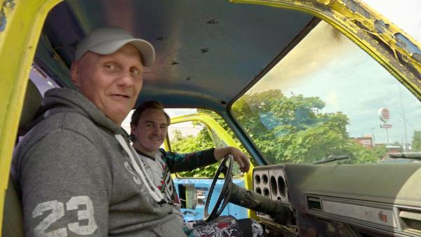 Bild 1 von 3: Elvis und seine Söhne lassen es bei einer Monstertruckshow krachen.