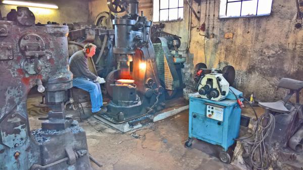 Bild 1 von 1: Josef Kindermann bearbeitet am Breithammer eine der bekannten \