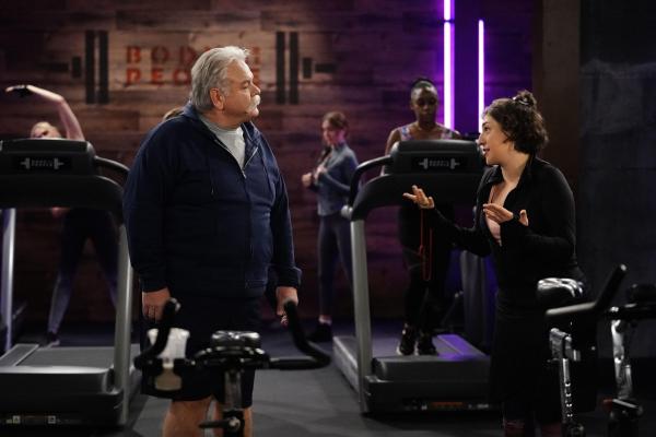 Bild 1 von 16: Jordan Luther (Jim O'Heir, l.); Kat (Mayim Bialik, r.)