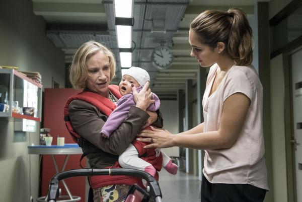 Bild 1 von 5: Frau Ries (Cornelia Lippert, l.); Olivia Fareedi (Nilam Farooq, r.)