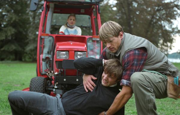 Bild 1 von 1: Sofia (Jytte-Merle Böhrnsen, l.) hat den Traktor nicht im Griff und überfährt beinahe Eddie (Christoph Mory, M.). Gärtner Sven (Jorres Risse, r.) hilft.