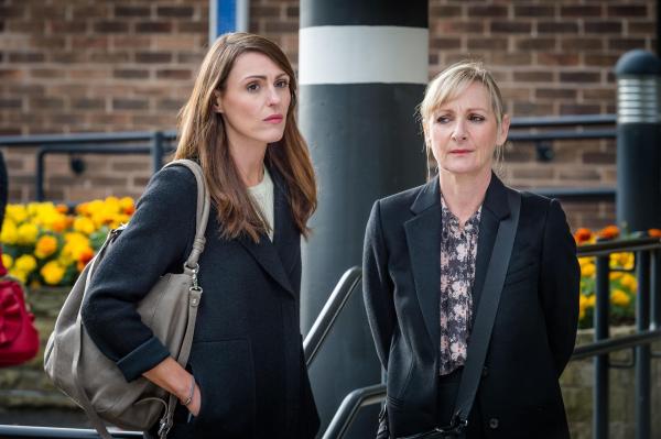 Bild 1 von 8: DC Rachel Bailey (Suranne Jones, l.); DC Janet Scott (Lesley Sharp, r.)