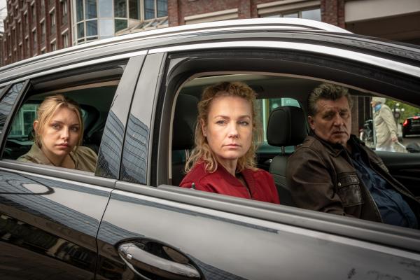 Bild 1 von 6: Franzi (Rhea Harder-Vennewald, M.) und Hans (Bruno F. Apitz, r.) beobachten zusammen mit Marie (Johanna Ingelfinger, l.) die Bettlerin Cristina. Sie hoffen, dass Marie einen Zugang zu der verängstigten Frau finden kann.