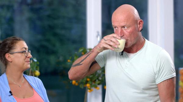 Bild 1 von 3: Gemüse-Smoothie statt gelber Limo: Björn M. soll gesund in den Tag starten, zum Bespiel mit einem Drink aus Wirsing, proteinhaltigem Skyr, Orange, Limette, zwei Datteln und etwas Mandelmus.
